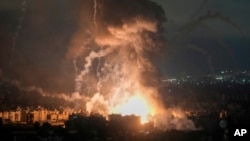 以色列2024年10月7日的空袭导致黎巴嫩贝鲁特达希耶地区火光四起,浓烟滚滚。