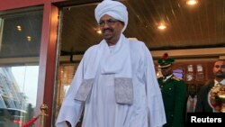 Tổng thống Sudan al-Bashir tại một khách sạn ở Abuja, Nigeria 14/7/13.