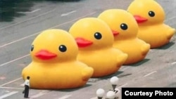 2013年,有网友用修图软件将六四著名照片“坦克人”中的坦克变成了大黄鸭——荷兰艺术家弗洛伦泰因·霍夫曼(Florentijn Hofman)创造的巨型橡皮鸭艺术品,图片在微博上传播几小时后被封禁。