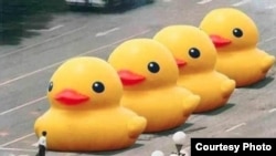 2013年,有网友用修图软件将六四著名照片“坦克人”中的坦克变成了大黄鸭——荷兰艺术家弗洛伦泰因·霍夫曼(Florentijn Hofman)创造的巨型橡皮鸭艺术品,图片在微博上传播几小时后被封禁。