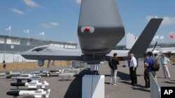 在巴黎航空展展出的中国翼龙二型无人机。(2017年6月18日)