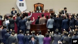 韩国国会星期五通过弹劾代总统韩德洙的议案。(美联社:2024年12月27日)