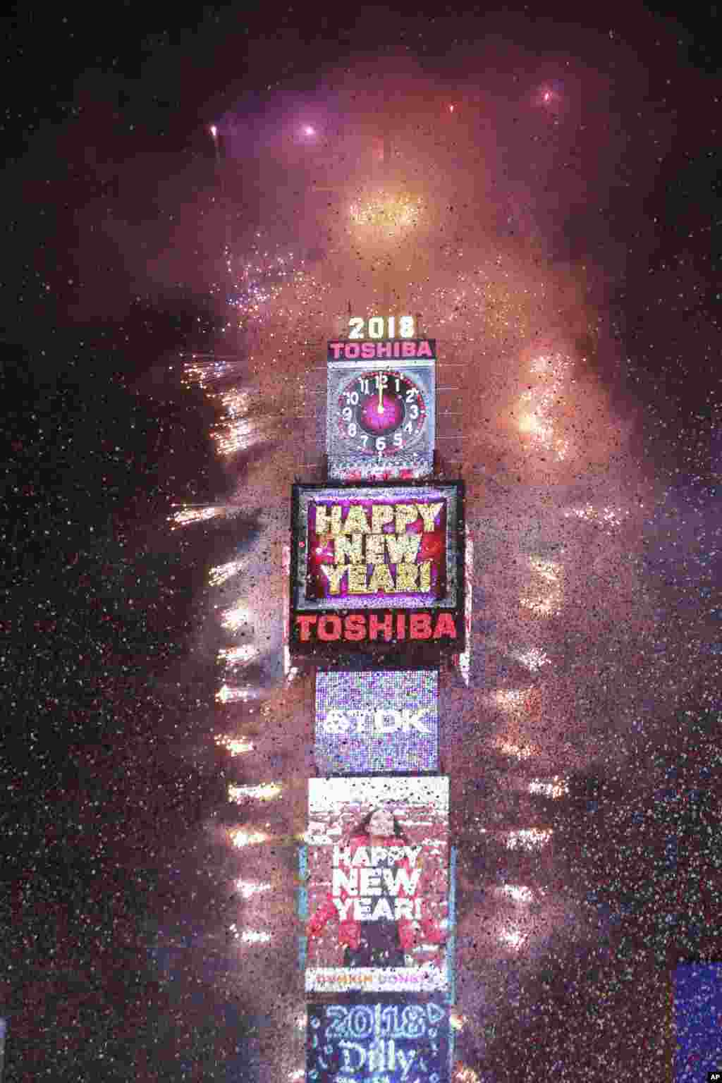 纽约时报广场,水晶球下落,烟花璀璨,彩带飞舞,2018年来临。