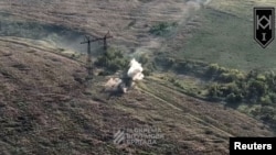 资料照片:路透社转发的由乌克兰武装部队新闻局及乌军第三突击旅2023年8月22日发布的视频截图据称显示,在顿涅茨克州的安德里伊夫卡附近,乌军一架无人机击中了一辆俄军装甲车。