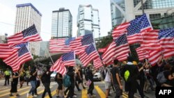 资料照:香港反送中运动期间抗议者手持美国国旗游行。(2019年9月8日)