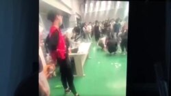 9月4日新入职的苹果代工厂工人领取工作证 9月4日新入职的苹果代工厂工人领取工作证