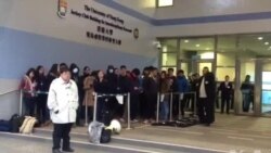 港大罢课学生在校委会例会外抗议 港大罢课学生在校委会例会外抗议