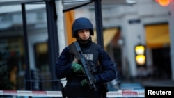 奥地利首都维也纳2020年11月2日发生恐怖枪击后警方加强戒备(路透社)