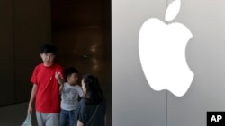 顾客走出位于北京的一家苹果商店。(2017年7月30日)