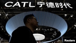 资料照片：中国电池制造商宁德时代在2024年北京国际汽车展览会上的标志。(2024年4月25日)