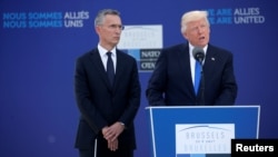 美国总统川普在北约在布鲁塞尔的新总部讲话,身边是北约秘书长斯托尔滕贝格。(2017年5月25日)