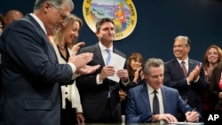 资料照片:加州州长纽森签署控枪法案。(2023年9月26日)