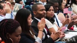 独立日百名移民在华盛顿故居宣誓入籍 独立日百名移民在华盛顿故居宣誓入籍