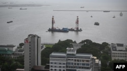 2023 年 8 月 2 日的航拍照片显示马尼拉湾外的美国大使馆建筑群(前景)和填海地点(左上角)。(美联社)