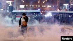 一名男子在香港防暴警察向示威者释放的催泪弹烟雾中奔跑。(2019年10月27日)