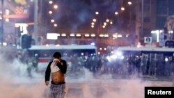 一名男子在香港防暴警察向示威者释放的催泪弹烟雾中奔跑。(2019年10月27日,路透社资料照)
