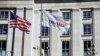 FILE: Bendera Amerika dan bendera USAID berkibar di luar gedung USAID di Washington, D.C.
