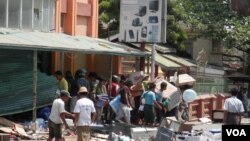 2013年3月人们在发生骚乱的缅甸密铁拉镇抢劫商店(美国之音缅甸语组罗尼.迎拍摄)