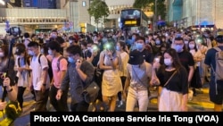 香港反送中运动6-9百万人大游行一周年,数以万计市民响应网上号召,在中环参与“流水式“游行 (美国之音/汤惠芸)