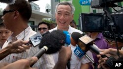 新加坡总理、人民行动党领袖李显龙(中)。