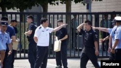 在美国驻北京大使馆外爆炸地点附近的中国警察。(2018年7月26日)