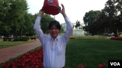 访问美国的台南市长、民进党中常委赖清德在白宫前接受冰桶挑战。(美国之音钟辰芳拍摄)