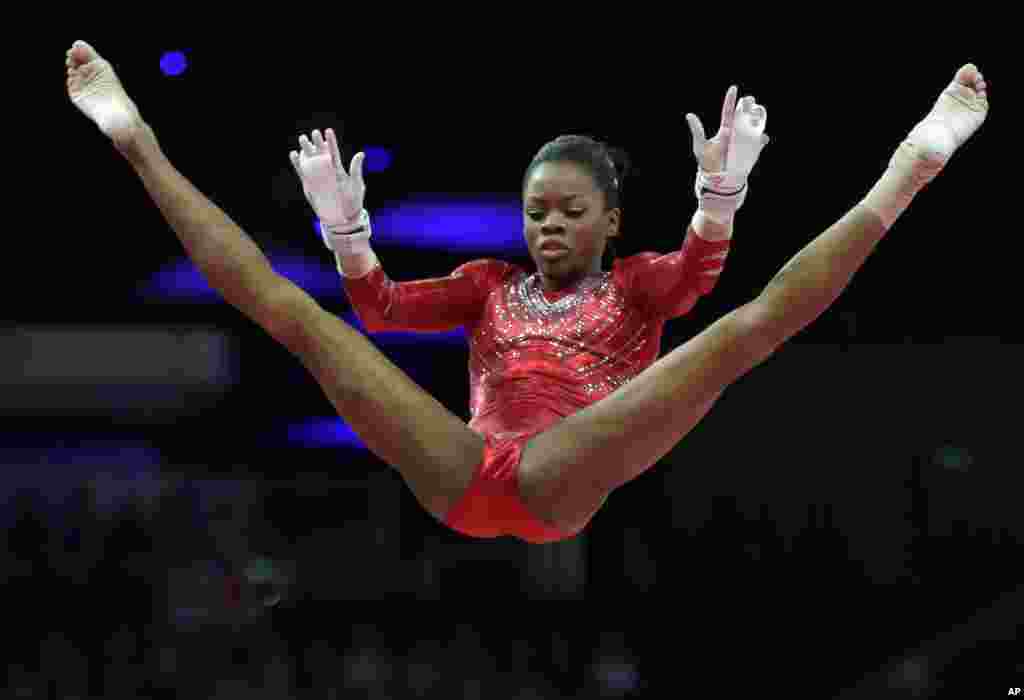 Vận động viên Gabrielle Douglas biểu diễn ở nội dung xà lệch, 31 tháng 7, 2012.