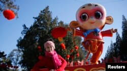 Para penumpang memadati stasiun kereta api Gare de Lyon di Paris, pada hari pertama dari rencana dua hari pemogokan buruh kereta api di Perancis.