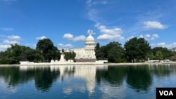资料照片:国会大厦与倒映池。(2025年7月15日)