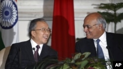 2012年1月17日,中国国务委员戴秉国(左)和印度国家安全顾问梅农在新德里签署一项协议后笑脸相对。