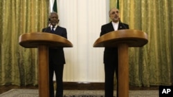 Ông Kofi Annan trong cuộc họp báo chung với Bộ trưởng Ngoại giao Iran Ali Akbar Salehi tại Tehran trong một nỗ lực nhằm cứu kế hoạch hòa bình Syria