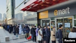 韩国大邱民众排长队购买口罩。(2020年2月24日)