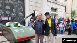 前理工大学应用社会科学系助理教授钟剑华,在2022年离开香港移居英国后,继续对香港政府及警方作出批评,图为钟剑华(左)与友人去年在英国参与纪念六四民运活动。(受访者提供)