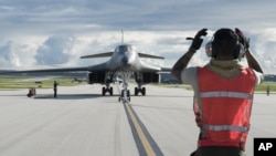 2017年7月26日, 一架B-1B战机在关岛的空军基地降落(照片由美国空军提供)。