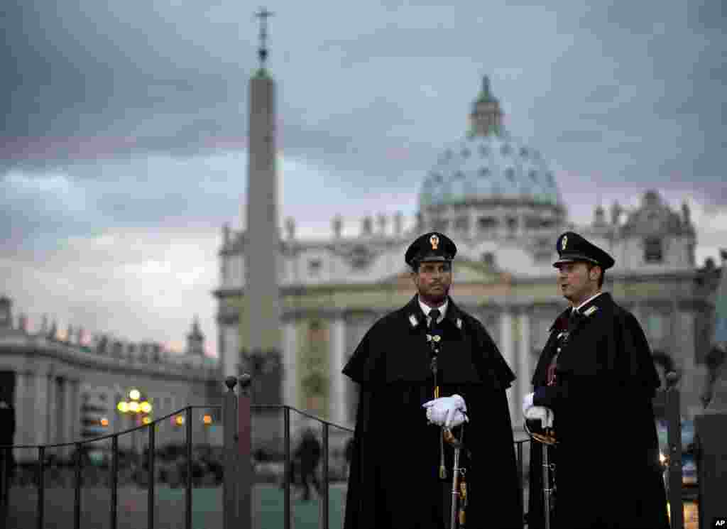 Cảnh sát viên bên ngoài quảng trường Thánh Phêrô.