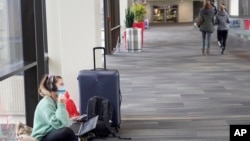 费城国际机场的旅客在等待搭乘航班(2021年12月31日)