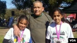 冈萨雷斯和两个女儿(网路截图)