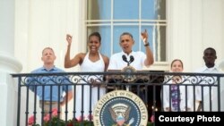 奥巴马总统和夫人7月4号这一天邀请美国官兵和家属及其他民众到白宫共同庆祝独立日。(白宫)