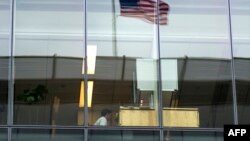 在美国首都华盛顿,一位职员坐在办公桌旁