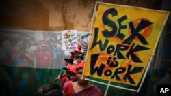 抗议者手举的标语牌写道:性工作也是工作。《柳叶刀》杂志发表系列文章警告说,如果不承认性工作者的权利,就不可能实现“无艾滋病的一代”。