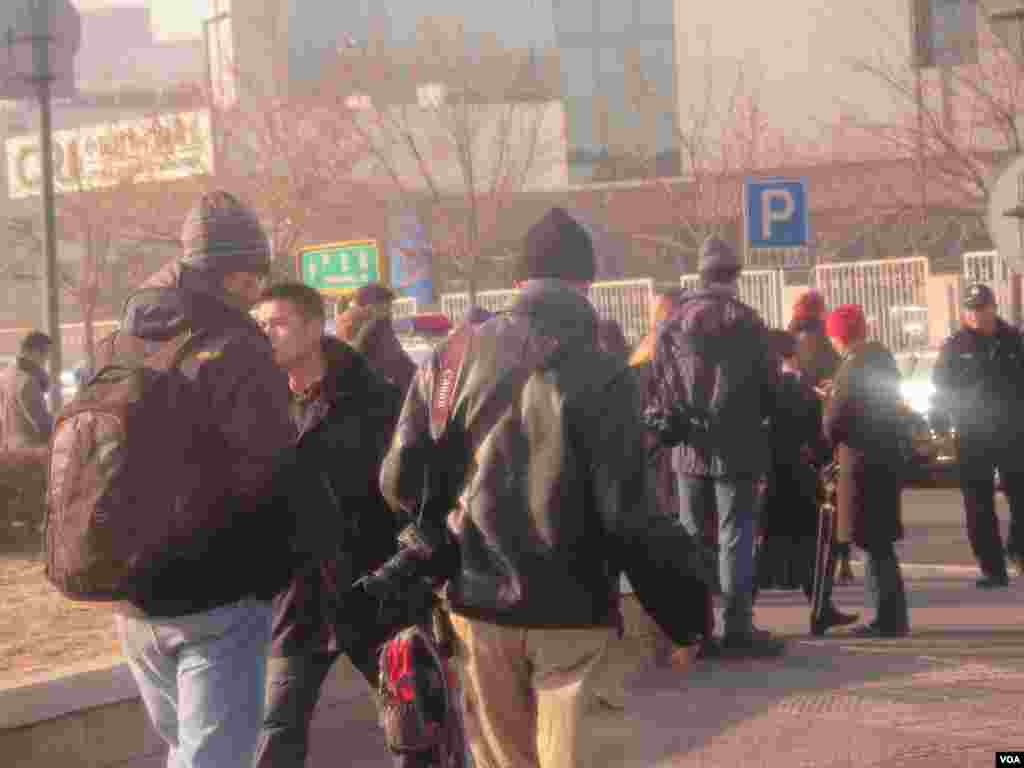 站在几个街区之外,外国记者无法进入到达法院门口,只好在路口等待( 美国之音东方拍摄)