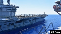 美航母尼米兹号在南中国海航行期间进行补给。（2020年7月7日）