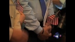 美国人庆祝独立日之际 新公民在财长引领下宣誓入籍  美国人庆祝独立日之际 新公民在财长引领下宣誓入籍