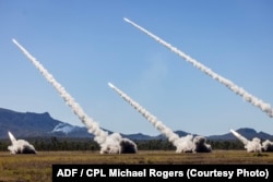 在“护身军刀25”演习期间,澳大利亚陆军、美国陆军和新加坡陆军的海马斯系统在澳大利亚昆士兰州的联合实弹演习中发射火箭弹。