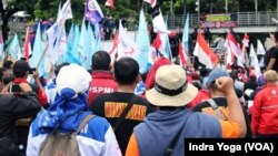 Sekitar 1.000an buruh dari sejumlah konfederasi dan serikat pekerja berdemo menuntut upah minimum yang layak, di Jakarta, 25 November 2021. (Foto: Indra Yoga/VOA)