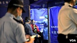 港府1月26日晚首次在油麻地实施"突袭式"封区禁足强制新冠肺炎病毒检测, 有受影响居民当晚在封锁区内接受病毒检测。 (美国之音/汤惠芸)