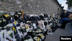 人们在前中国国家主席江泽民在扬州的故居外敬献的花束。
