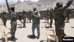 印度总理纳伦德莫迪视察喜马拉雅地区拉达克。(2020年7月3日)