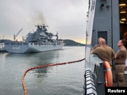 德国水手们观看德国海军补给舰法兰克福号驶入韩国仁川港口。(2024年9月6日)