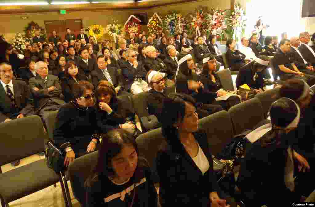 Hiện diện tại nhà tang có giới truyền thông, sinh hoạt văn học, cựu học sinh.